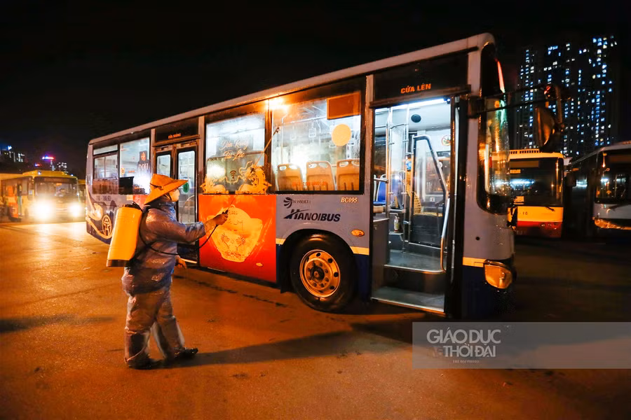 Cận cảnh "tắm" khử khuẩn cho xe buýt ảnh 12
