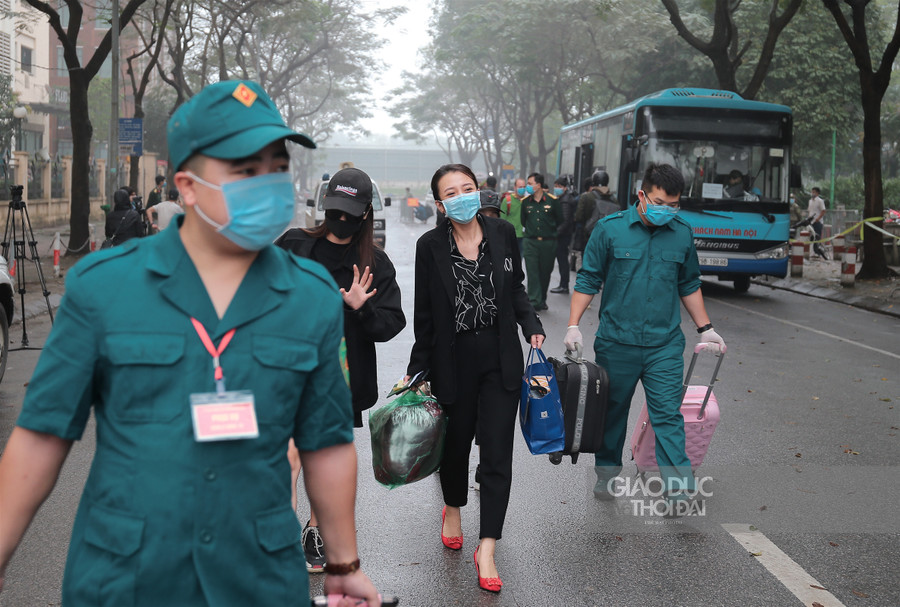 Hà Nội: Đoàn xe buýt đưa hàng trăm người hoàn thành cách ly trở về địa phương ảnh 1