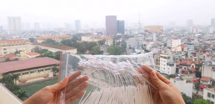 Sinh viên Y khoa tự chế dụng cụ xét nghiệm, tấm chắn giọt bắn tặng bệnh viện ảnh 6