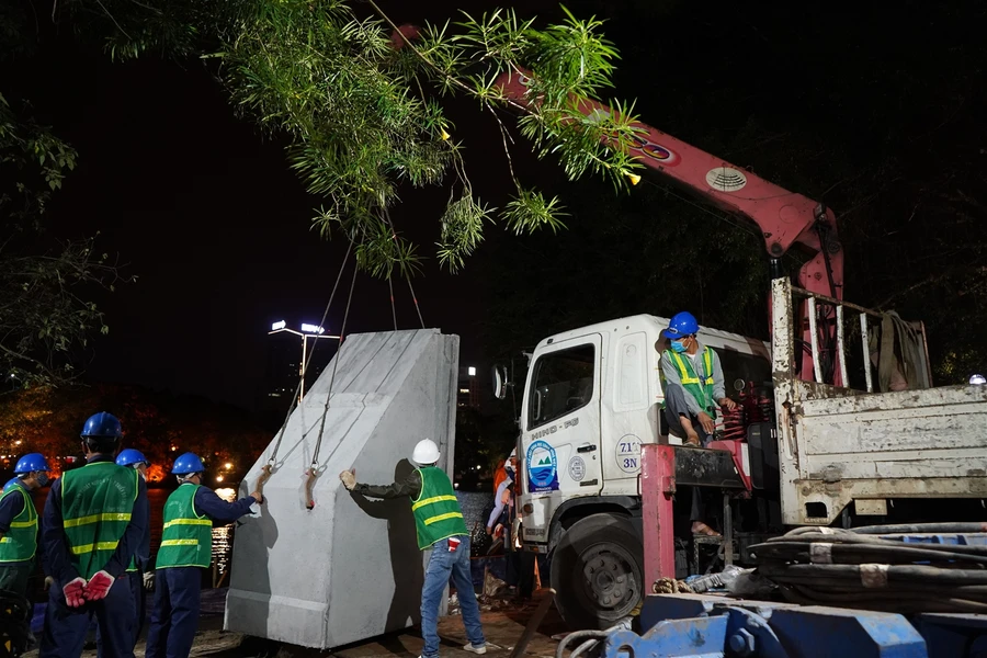 Cận cảnh bờ kè hồ Hoàn Kiếm được thay thế bằng "bê tông trường tồn"