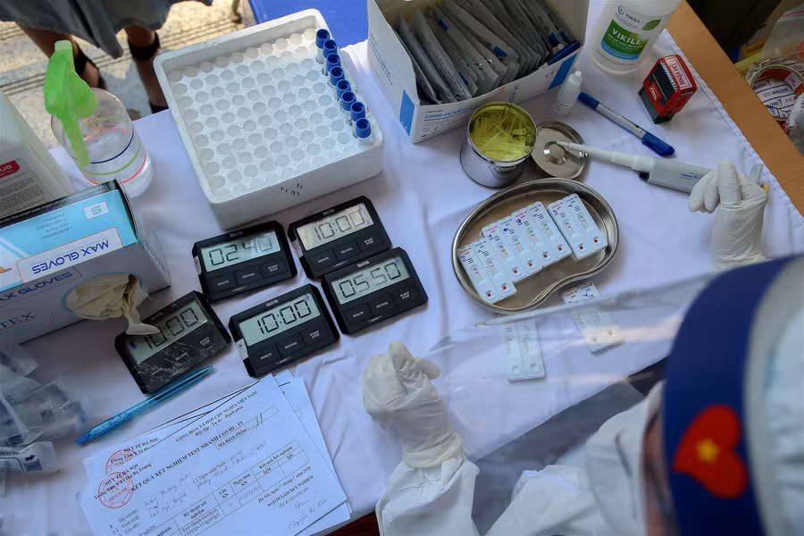 Hà Nội: Tiến hành test nhanh Covid-19 cho những người trở về từ Đà Nẵng ảnh 19