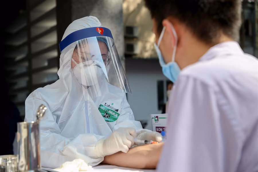 Hà Nội: Tiến hành test nhanh Covid-19 cho những người trở về từ Đà Nẵng ảnh 11