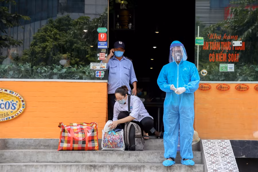 Hà Nội: Test nhanh toàn bộ nhân viên cửa hàng Pizza có người nghi mắc Covid-19 ảnh 2