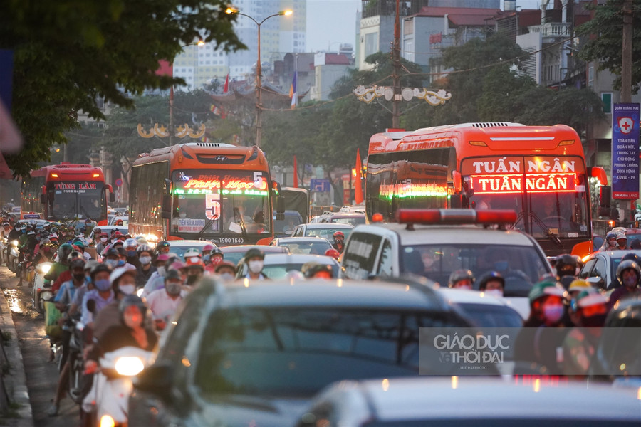 Cửa ngõ thủ đô ùn ứ trước kỳ nghỉ lễ 30/4 ảnh 8