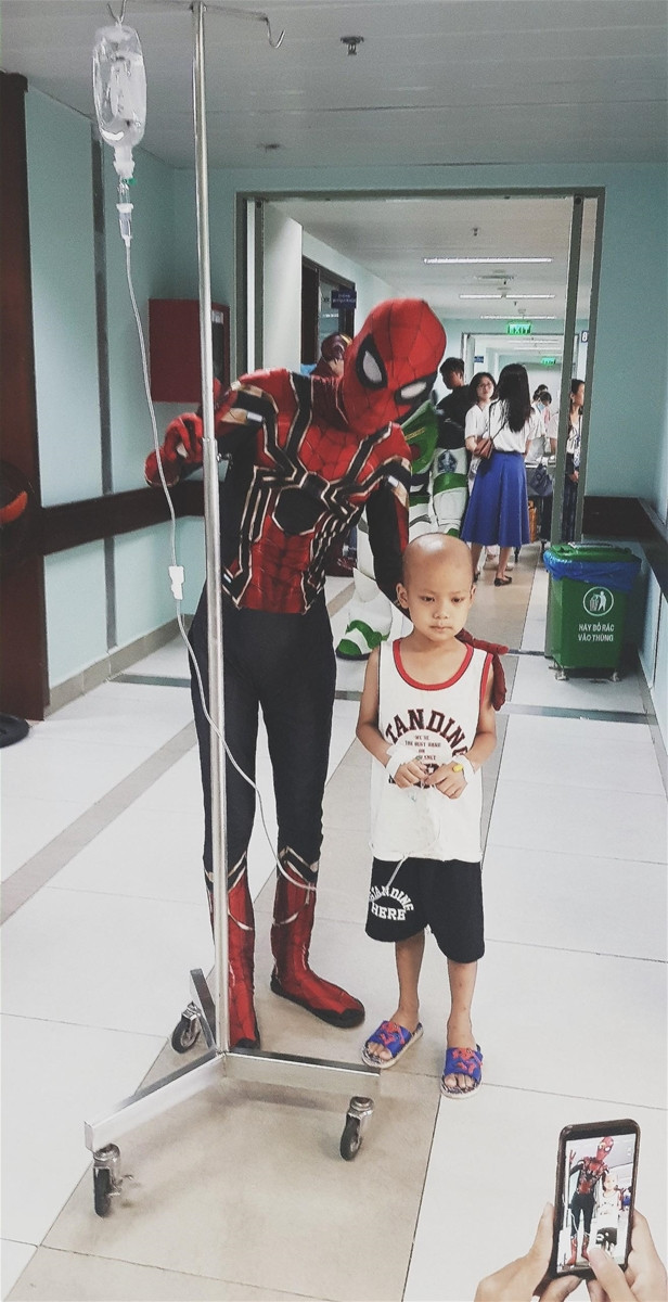 "Biệt đội siêu anh hùng" tặng quà những em nhỏ đặc biệt trong ngày 1/6 ảnh 4