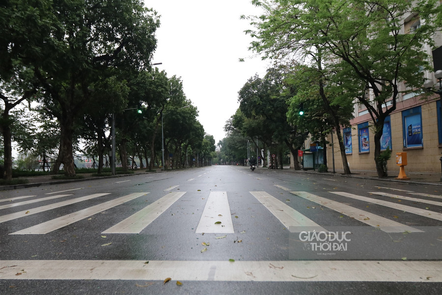 Phố phường Hà thành vắng lặng sau quyết định phạt người ra đường khi không cần thiết ảnh 2 Phố phường Hà thành vắng lặng sau quyết định phạt người ra đường khi không cần thiết ảnh 2