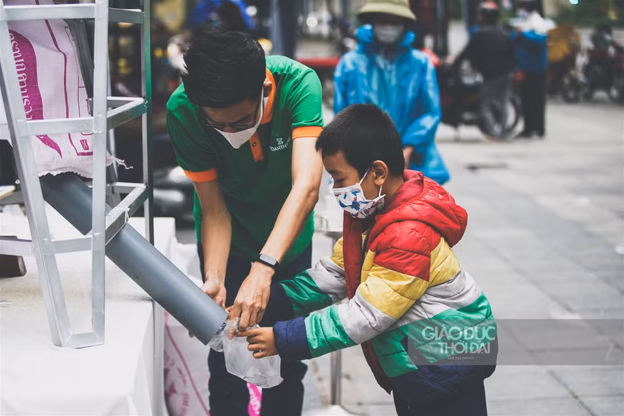 " Cây ATM gạo" thứ 2 tại Hà Nội giúp đỡ những người dân có hoàn cảnh khó khăn ảnh 13