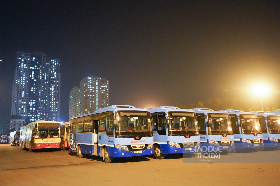 Cận cảnh "tắm" khử khuẩn cho xe buýt ảnh 2