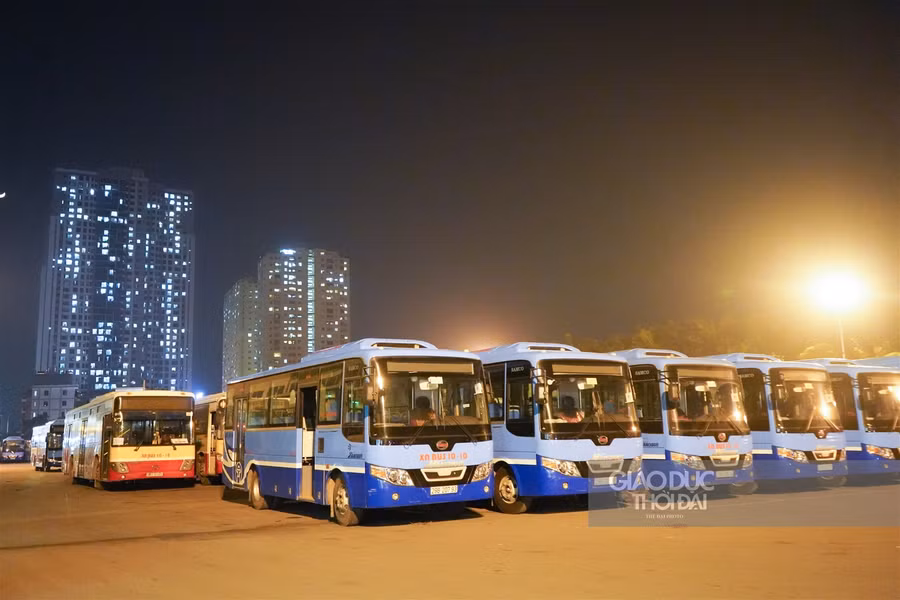 Cận cảnh "tắm" khử khuẩn cho xe buýt ảnh 2