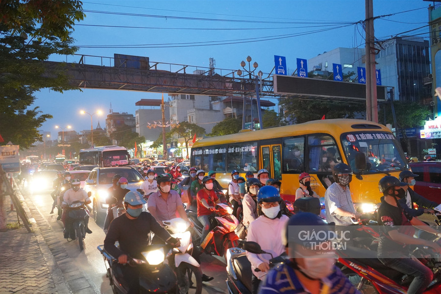 Cửa ngõ thủ đô ùn ứ trước kỳ nghỉ lễ 30/4 ảnh 5