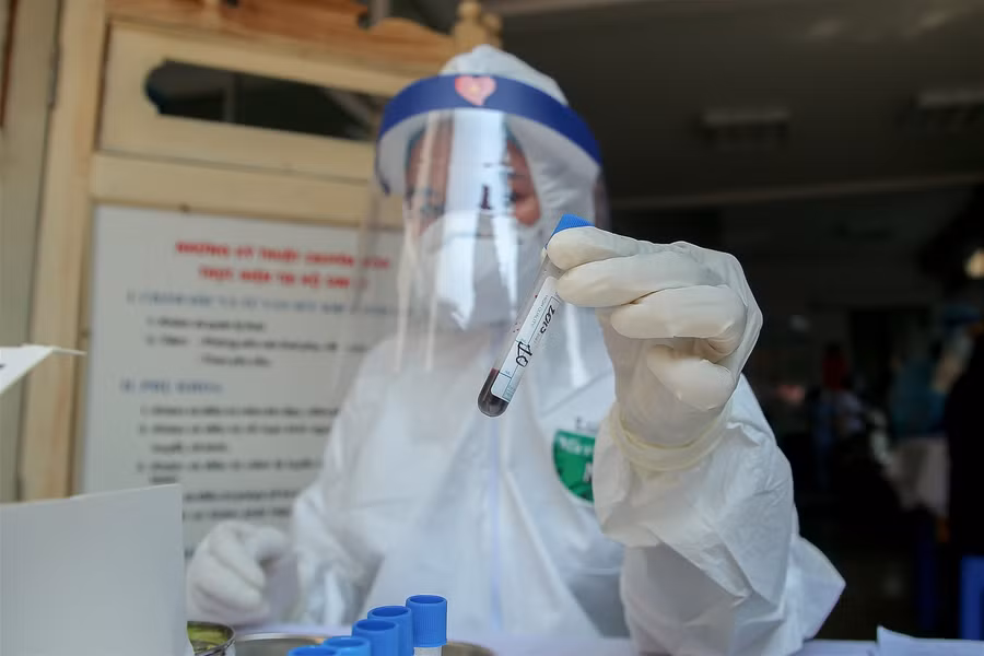 Hà Nội: Tiến hành test nhanh Covid-19 cho những người trở về từ Đà Nẵng ảnh 20