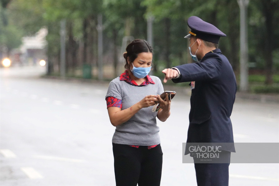 Phố phường Hà thành vắng lặng sau quyết định phạt người ra đường khi không cần thiết ảnh 9 Phố phường Hà thành vắng lặng sau quyết định phạt người ra đường khi không cần thiết ảnh 9