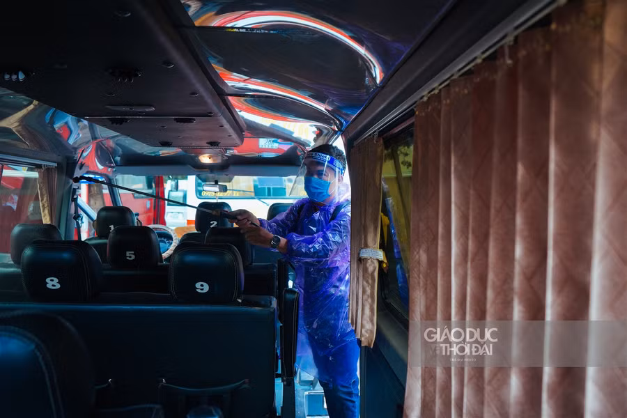 Phun khử khuẩn lớp học, xe buýt trường học chuẩn bị đón trò quay lại trường ảnh 2