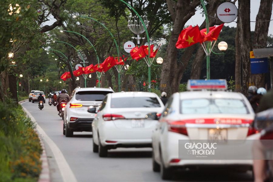 Hà Nội rực rỡ cờ chào mừng các ngày lễ lớn của đất nước ảnh 3