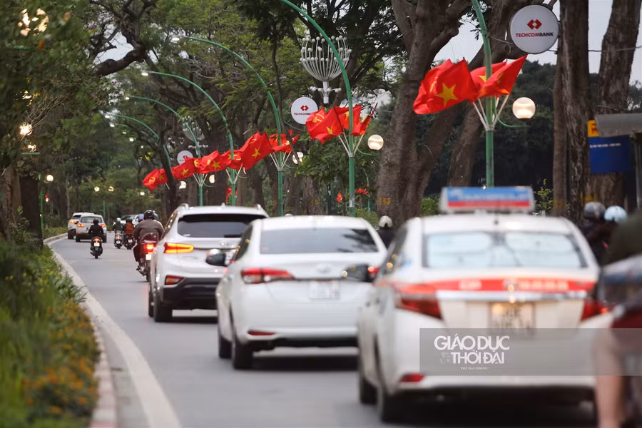 Hà Nội rực rỡ cờ chào mừng các ngày lễ lớn của đất nước ảnh 3