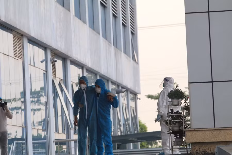 Hình ảnh hàng trăm công dân từ Guinea Xích đạo về tới khu cách ly ảnh 7