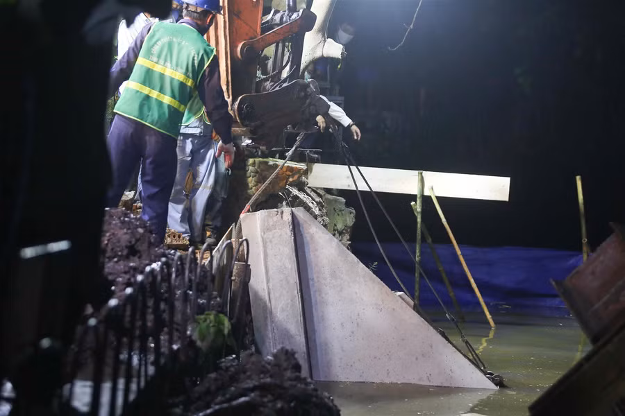 Cận cảnh bờ kè hồ Hoàn Kiếm được thay thế bằng "bê tông trường tồn" ảnh 16