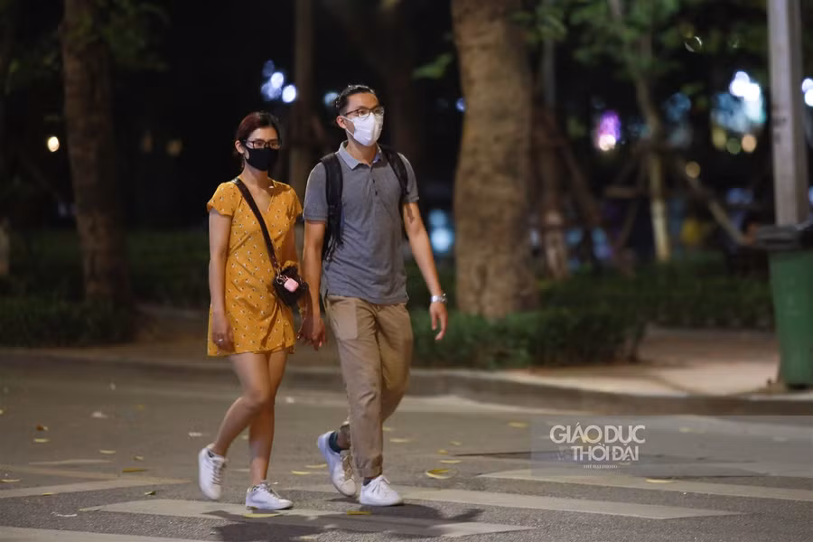 Phố đi bộ Hồ Hoàn Kiếm mở cửa trở lại, nhiều người "quên" khẩu trang ảnh 7