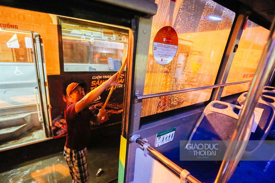 Cận cảnh "tắm" khử khuẩn cho xe buýt ảnh 8