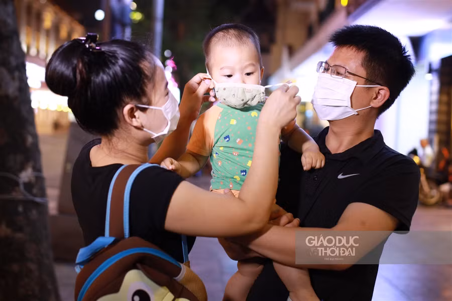 Phố đi bộ Hồ Hoàn Kiếm mở cửa trở lại, nhiều người "quên" khẩu trang ảnh 6