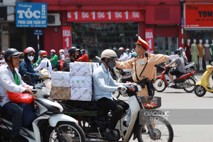 Muôn kiểu chống nắng khi Hà Nội 40 độ C ảnh 1