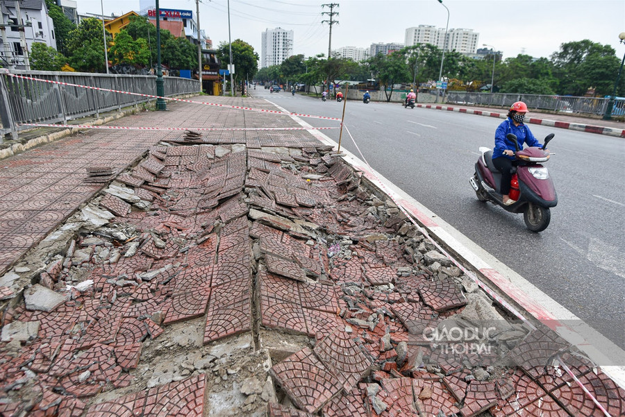 Cầu Tứ Hiệp sụt lún nghiêm trọng, rào chắn tạm bợ "có cũng như không" ảnh 3 Cầu Tứ Hiệp sụt lún nghiêm trọng, rào chắn tạm bợ "có cũng như không" ảnh 3