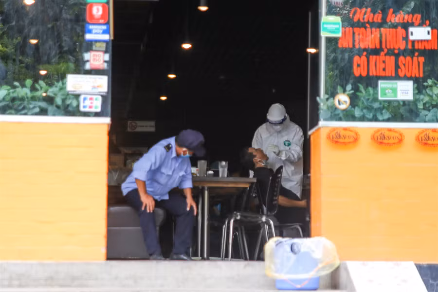 Hà Nội: Test nhanh toàn bộ nhân viên cửa hàng Pizza có người nghi mắc Covid-19 ảnh 3