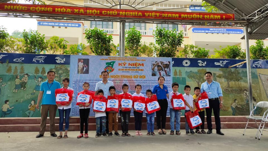 Trao tặng 2.000 đầu sách cho thư viện trường ảnh 3 Trao tặng 2.000 đầu sách cho thư viện trường ảnh 3