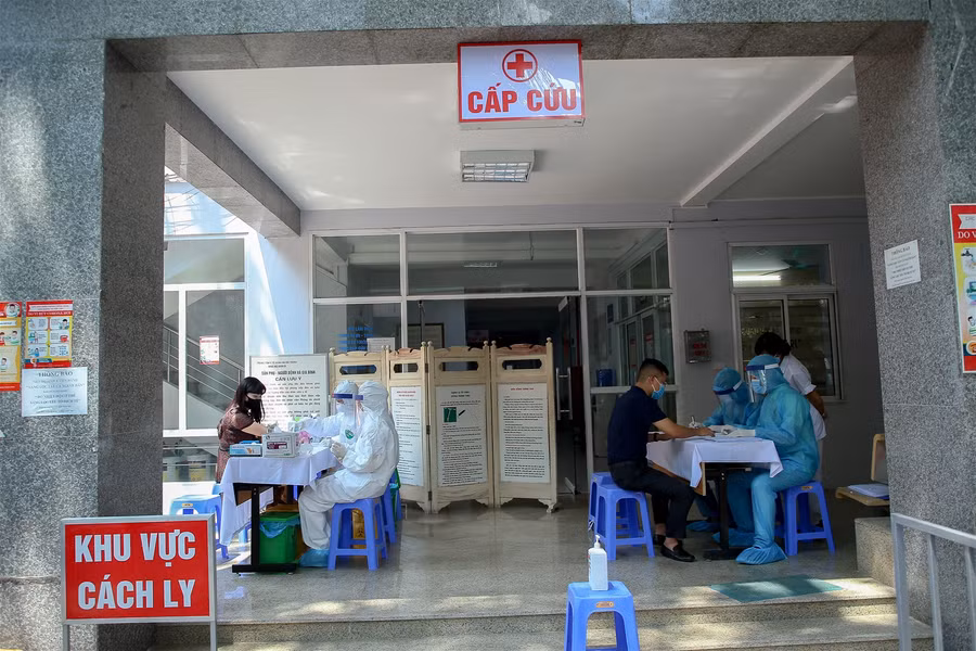 Hà Nội: Tiến hành test nhanh Covid-19 cho những người trở về từ Đà Nẵng ảnh 10