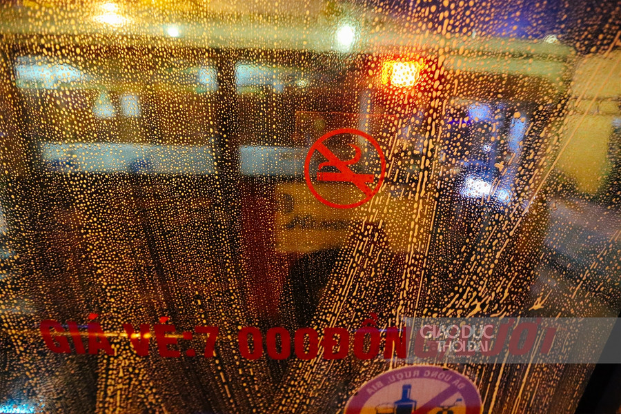 Cận cảnh "tắm" khử khuẩn cho xe buýt ảnh 7