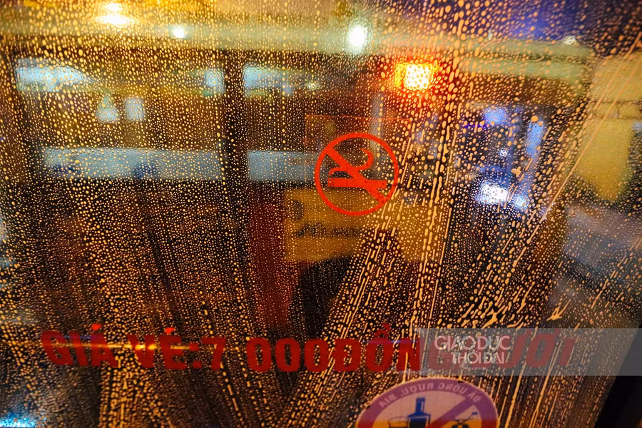 Cận cảnh "tắm" khử khuẩn cho xe buýt ảnh 7