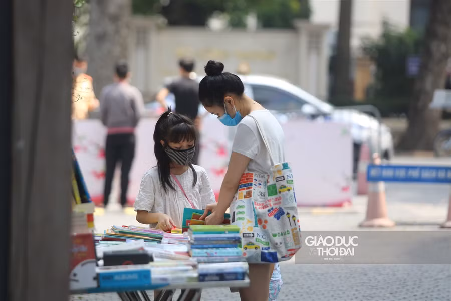 Hà Nội: Phố sách chính thức mở cửa trở lại sau gần 2 tháng tạm dừng hoạt động ảnh 9