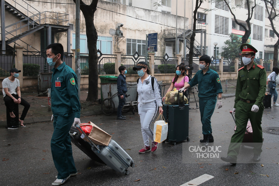 Hà Nội: Đoàn xe buýt đưa hàng trăm người hoàn thành cách ly trở về địa phương ảnh 2