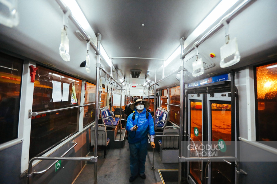 Cận cảnh "tắm" khử khuẩn cho xe buýt ảnh 10