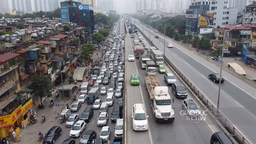 Vành đai 3 Hà Nội ùn tắc cả dưới đất và trên cao trong ngày 30/4 ảnh 3