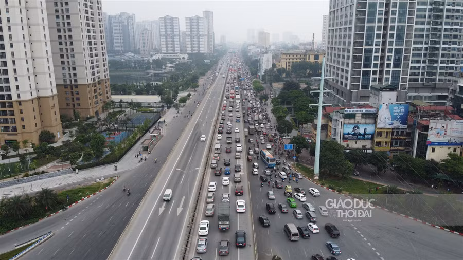 Vành đai 3 Hà Nội ùn tắc cả dưới đất và trên cao trong ngày 30/4 ảnh 12