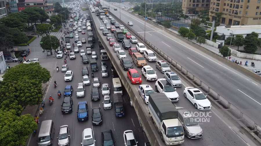 Vành đai 3 Hà Nội ùn tắc cả dưới đất và trên cao trong ngày 30/4 ảnh 8