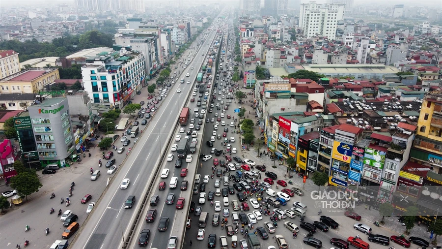 Vành đai 3 Hà Nội ùn tắc cả dưới đất và trên cao trong ngày 30/4