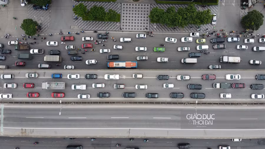 Vành đai 3 Hà Nội ùn tắc cả dưới đất và trên cao trong ngày 30/4 ảnh 10