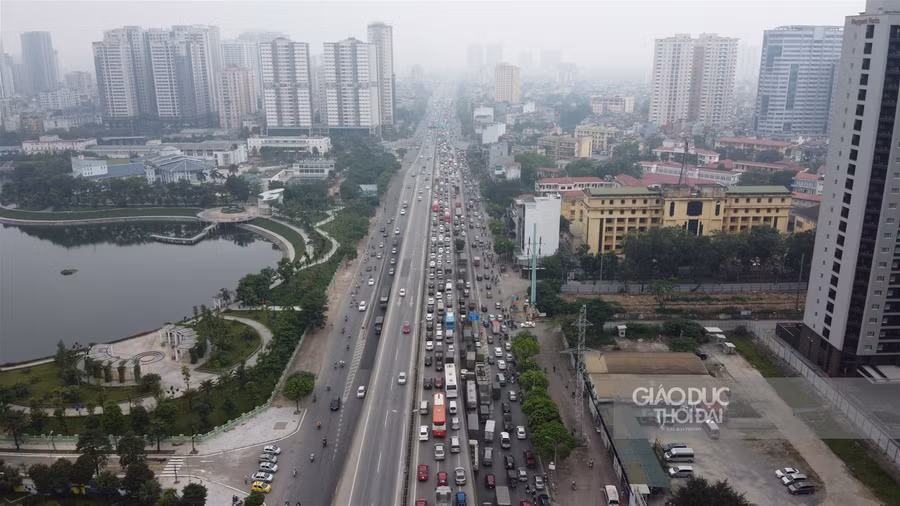 Vành đai 3 Hà Nội ùn tắc cả dưới đất và trên cao trong ngày 30/4 ảnh 9