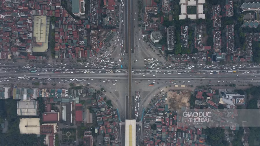 Vành đai 3 Hà Nội ùn tắc cả dưới đất và trên cao trong ngày 30/4 ảnh 1