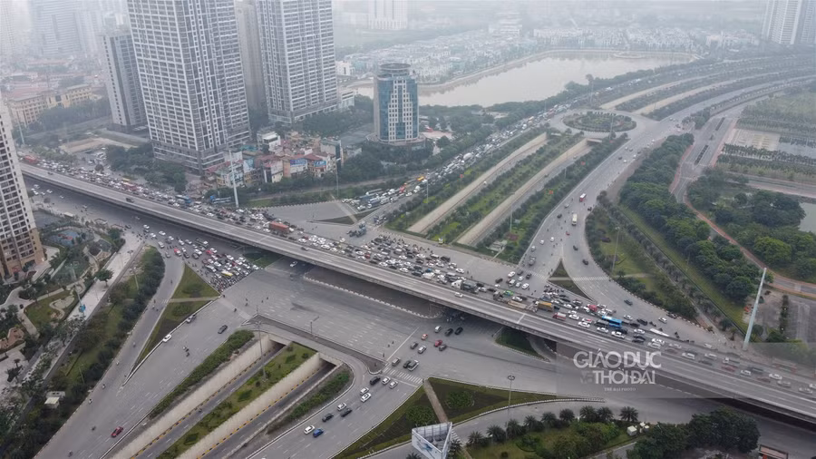 Vành đai 3 Hà Nội ùn tắc cả dưới đất và trên cao trong ngày 30/4 ảnh 4
