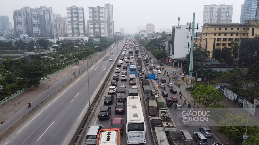 Vành đai 3 Hà Nội ùn tắc cả dưới đất và trên cao trong ngày 30/4 ảnh 7