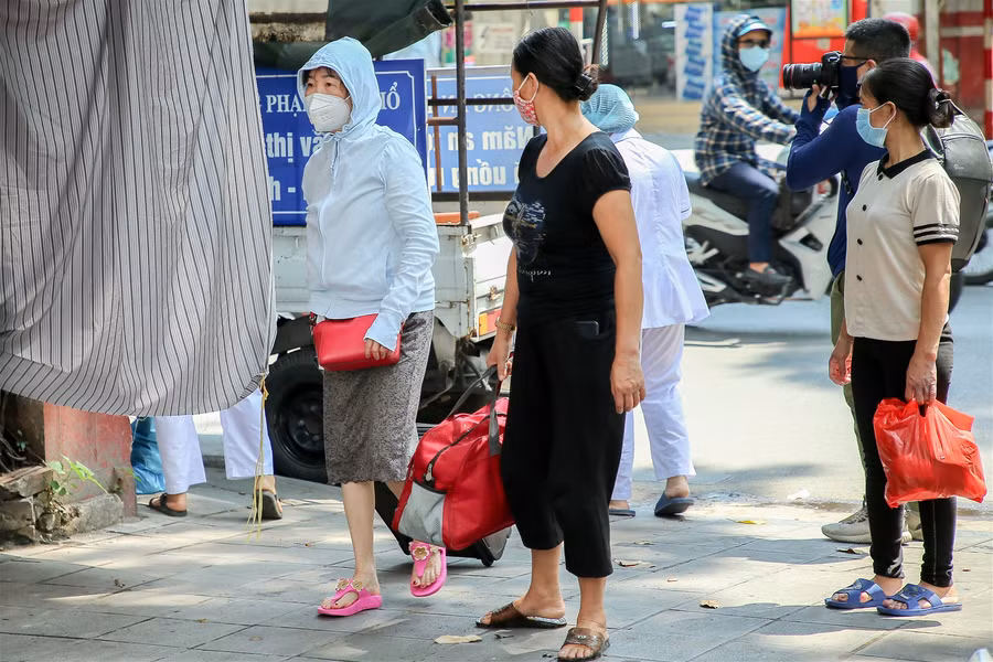 Hà Nội: Tiến hành test nhanh Covid-19 cho những người trở về từ Đà Nẵng ảnh 22