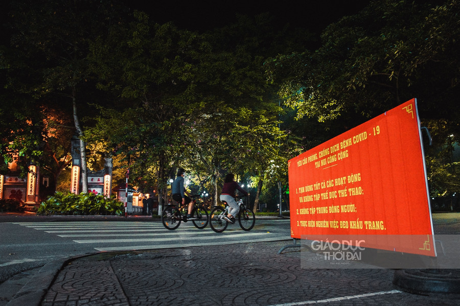 Hà Nội dựng rào chắn, ngăn cấm người đi bộ trong mùa Covid ảnh 8 Hà Nội dựng rào chắn, ngăn cấm người đi bộ trong mùa Covid ảnh 8