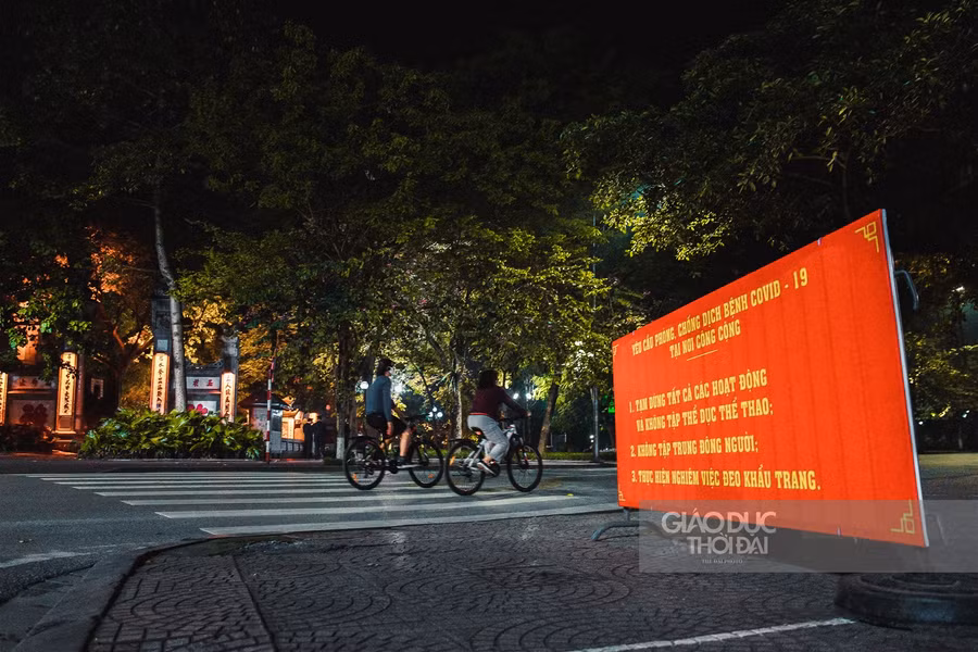 Hà Nội dựng rào chắn, ngăn cấm người đi bộ trong mùa Covid ảnh 8