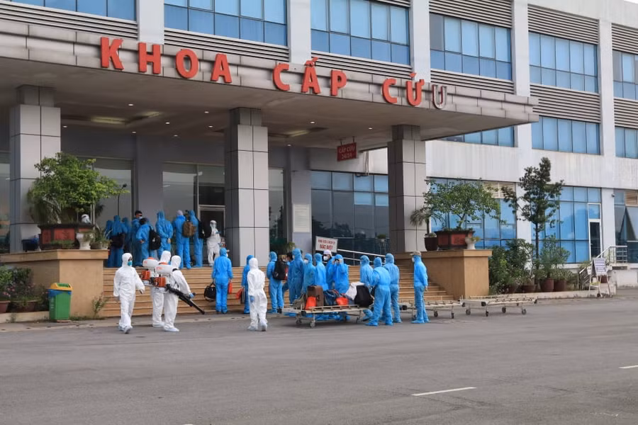 Hình ảnh hàng trăm công dân từ Guinea Xích đạo về tới khu cách ly ảnh 4