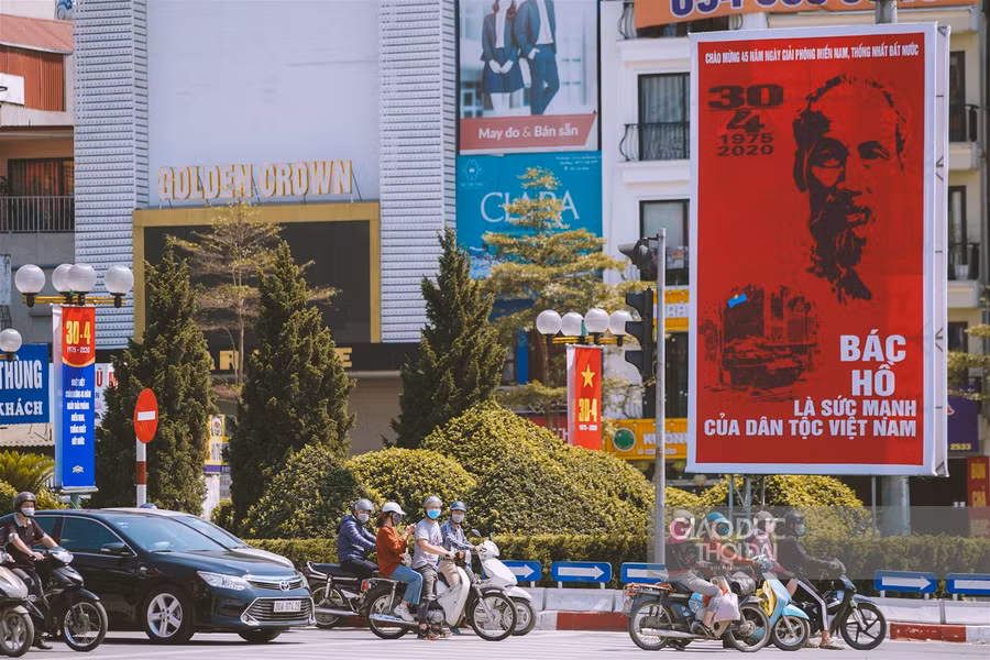 Hà Nội rực rỡ cờ chào mừng các ngày lễ lớn của đất nước ảnh 8