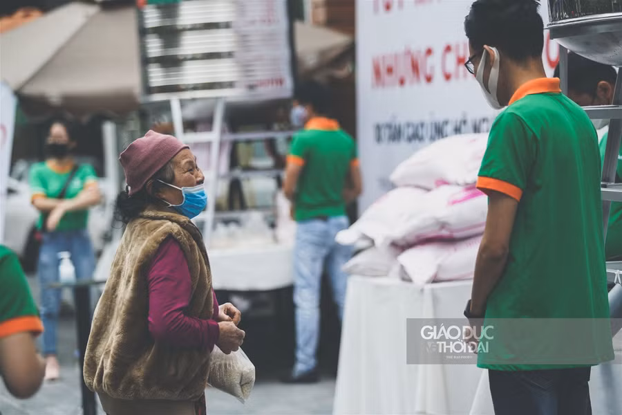 " Cây ATM gạo" thứ 2 tại Hà Nội giúp đỡ những người dân có hoàn cảnh khó khăn ảnh 12