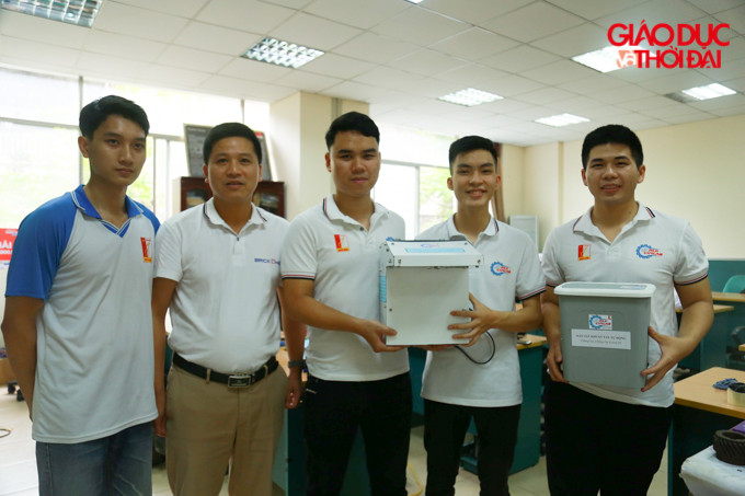 Sinh viên ĐH Bách Khoa Hà Nội chế tạo thành công máy rửa tay diệt khuẩn tự động